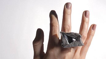 Foto einer Hand die ein großes Schmuckstück trägt