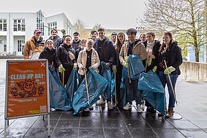 Gruppe von Studierenden mit Müllsammel-Equipment