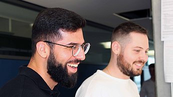 Studierende des Wirtschaftsingenieurwesens entwickelten eine Miniatur-Rennbahn, diese sollte nicht nur stabil sein, gut aussehen und Spaß machen, sondern darüber hinaus kosteneffizient und modular im Aufbau konstruiert werden.