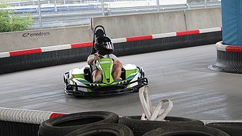 Person beim Kartfahren