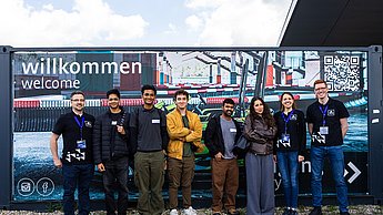 Studierendenteam mit den Unternehmensvertretern 