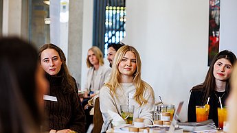 Studentinnen im Gespräch mit einer Firma