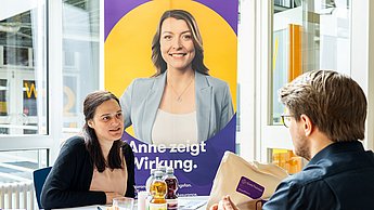 Eine Mitarbeiterin der Firma Grant Thornton im Austausch mit einem Studierenden