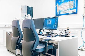 Die Fotos zeigen die Ausstattung der Labore des STI, technische Messgeräte, Mikroskope, Bildschirme und PCs sowie Arbeitsplätze.