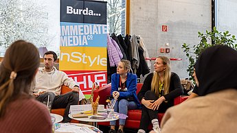 Firmenvertreter im Austausch mit Studierenden