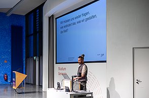 Professor Hackelsperger bei seinem Vortrag zu Design