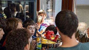 Wie entsteht eigentlich Bienenhonig? Hier zeigt Felix Bischoff den Kindern Gerätschaften dazu. In dem Fall: Eine Bienenschleuder.