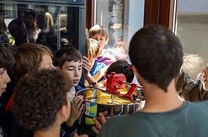 Wie entsteht eigentlich Bienenhonig? Hier zeigt Felix Bischoff den Kindern Gerätschaften dazu. In dem Fall: Eine Bienenschleuder.