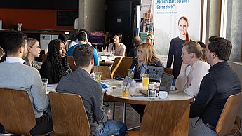 Firmenvertreter im Austausch mit Studierenden