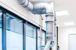 Die Fotos zeigen die Ausstattung der Labore des STI, technische Messgeräte, Mikroskope, Bildschirme und PCs sowie Arbeitsplätze.