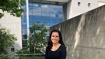 ET/IT-Absolventin Denise Köseoglu, die ihr erfolgreich abgeschlossenes Bachelorstudium „Elektrotechnik/ Informationstechnik" zwischenzeitlich durch das Masterstudium „Embedded Systems“ an der Fakultät für Technik ergänzt.