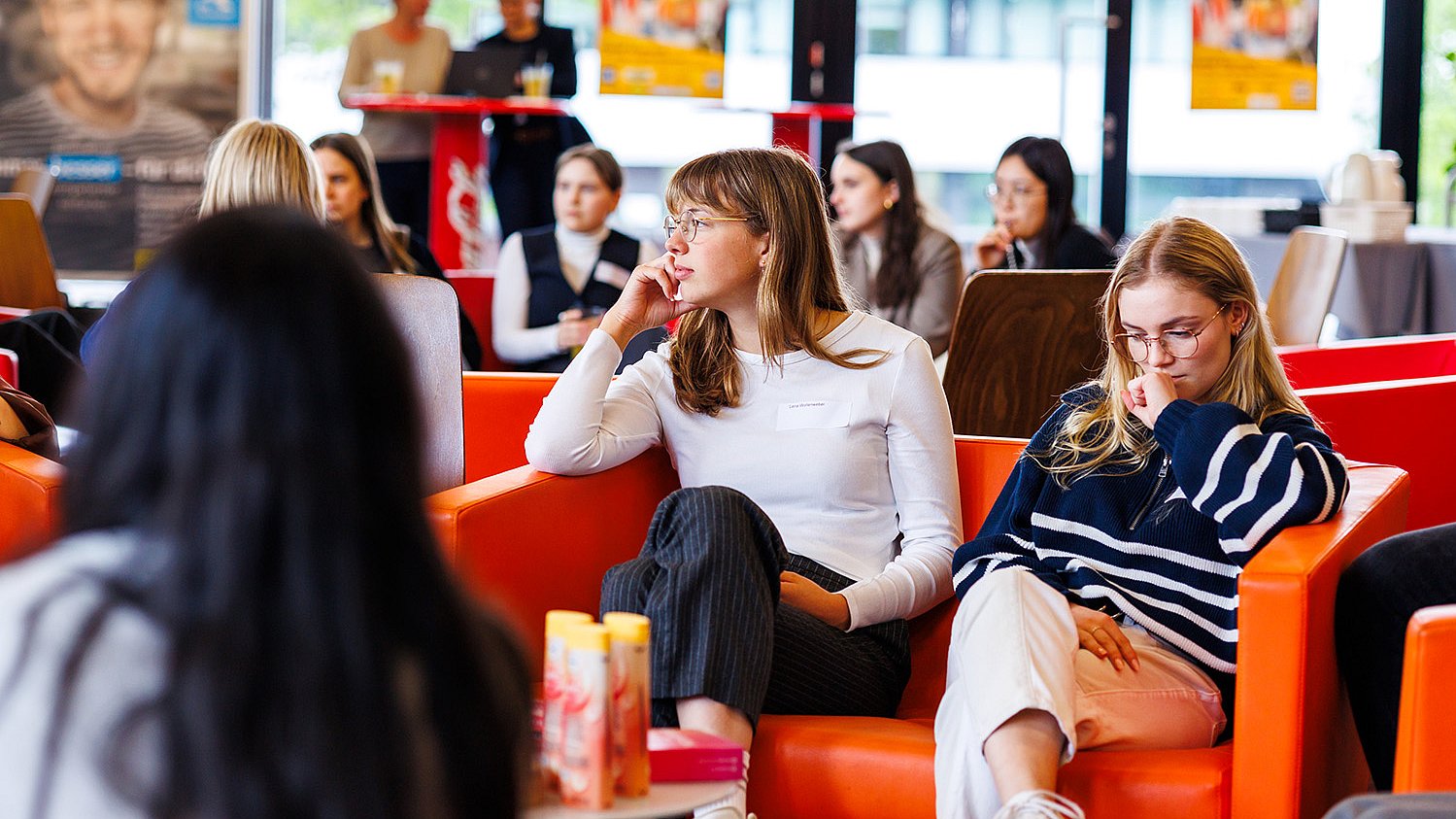 Lena und Luisa sagen, warum es sich lohnt teilzunehmen.