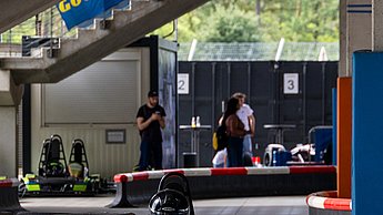 Personen beim Kartfahren