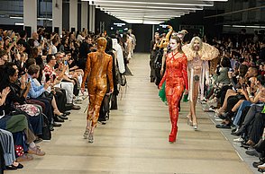 Die Entwürfe der Pforzheimer Mode-Graduierten auf der Neo.Fashion. 2026 (Foto: Richie Photography)