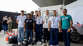 Studierendenteam mit Unternehmensvertretern