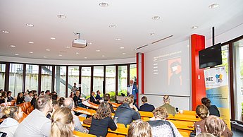 Viele Besucher hören gespannt den Vorträgen zu.