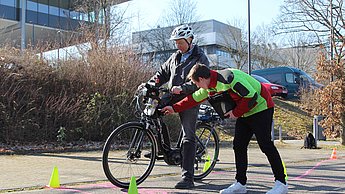 Probandenstudie des Forschungsprojekts „BikeAssist“ an der Hochschule Pforzheim: Mehr als 60 Frauen und Männer zwischen 60 und 84 Jahren absolvierten auf einem mit Sensoren und Messtechnik ausgestatteten Pedelec verschiedene Fahraufgaben. 