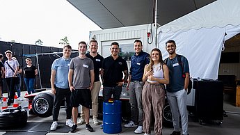 Studierendenteam mit Unternehmensvertretern