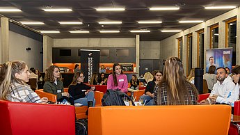 Sitzgruppe mit Studierenden und Firmenvertretern
