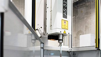 Die neue Sondererodierbohrmaschine, zur Verfügung gestellt durch die AGEMA Germany GmbH, ermöglicht präziseste Bohrungen in der Stärke eines Haars. Sie wird am Institut für Werkstoffe und Werkstofftechnologien der Hochschule Pforzheim im Rahmen des Forschungsprojekts „Hochqualitatives und schnelles erosives Feinbohren in höchster Materialdiversität (HSE)“ weiterentwickelt. (Foto: Sophia Zundel/Hochschule Pforzheim)