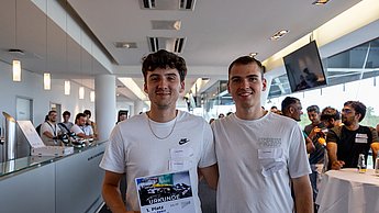 Zwei Studenten mit Urkunde