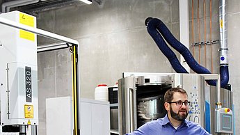 Prof. Dr.-Ing. Kai Oßwald an der neuen Erordierbohrmaschine in der Werkhalle des Zentrums für Präzisionstechnik auf dem Campus der Hochschule Pforzheim. (Foto: Sophia Zundel/Hochschule Pforzheim)
