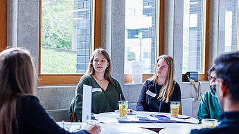 Studierende im Gespräch mit einem Unternehmen