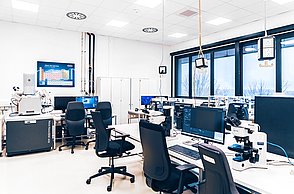 Die Fotos zeigen die Ausstattung der Labore des STI, technische Messgeräte, Mikroskope, Bildschirme und PCs sowie Arbeitsplätze.