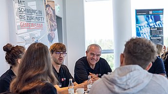 Studierende mit Unternehmensvertretern bei den Gruppengesprächen in der Osttribüne. 