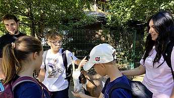 Kinder im Tierpark