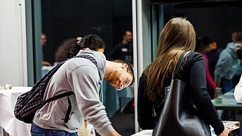 Ein Student betrachtet etwas auf einem Tisch