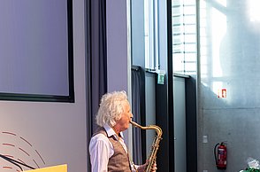 Ein Mann spielt Saxophon.