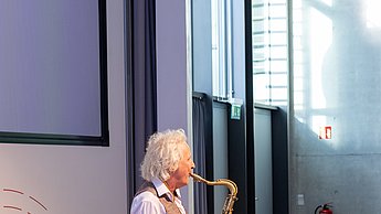 Ein Mann spielt Saxophon.