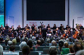 Das Orchester der Hochschule Pforzheim, Dirigent Jasper Lecon steht dynamisch davor (mit dem Rücken zum Publikum)