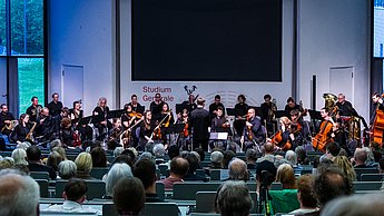 Das Orchester der Hochschule Pforzheim, Dirigent Jasper Lecon steht dynamisch davor (mit dem Rücken zum Publikum)