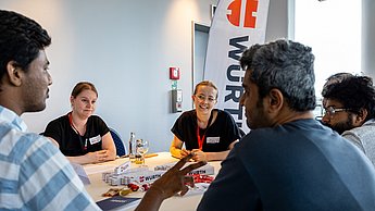 Personen an einem Tisch im Gespräch