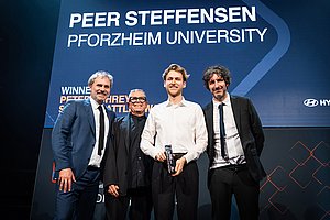 Peer Steffensen bei der Preisübergabe. Links neben ihm: Designlegende Peter Schreyer.