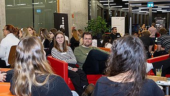 Studierende auf Sofas sitzend