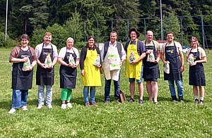 Das Sommerlager-Küchenteam des Evangelischen Jugendwerks in Sprollenhaus mit Peter Hauk MdL, Minister für Ernährung, Ländlichen Raum und Verbraucherschutz des Landes Baden-Württemberg