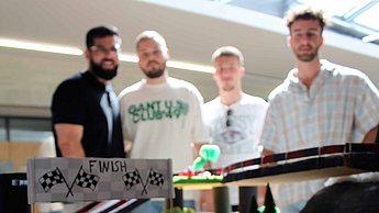 Studierende des Wirtschaftsingenieurwesens entwickelten eine Miniatur-Rennbahn, diese sollte nicht nur stabil sein, gut aussehen und Spaß machen, sondern darüber hinaus kosteneffizient und modular im Aufbau konstruiert werden.