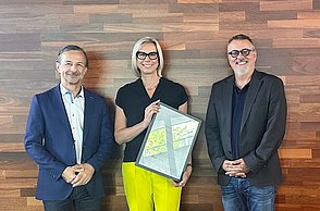 Prof. Dr. Kerstin Schweizer (M.) wurde der diesjährige Praxispreis verliehen (re. Dekan Prof. Dr. Thomas Cleff, li. Studiendekan Prof. Dr. Claudius Eisenberg)