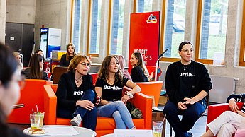 Hubert Burda Media im Austausch mit Studierenden, auf Sofas sitzend