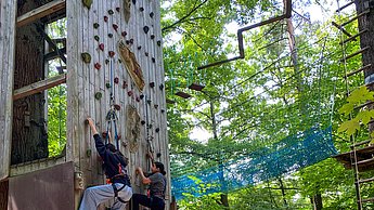 Kinder beim Klettern an einer Kletterwand