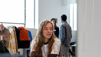 Studentin sitzt an Tisch