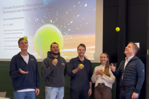 Foto vom Studierendenteam (von links: Linus Twieling, Leon Peskos, Paul Trierscheid, Celina Steimle) und Claus Lang-Koetz mit Tennisbällen