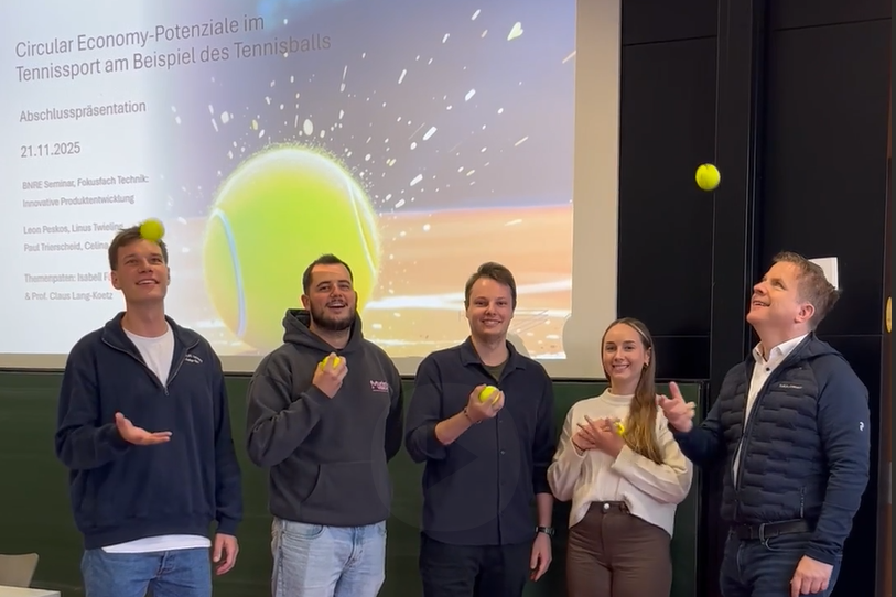 Foto vom Studierendenteam (von links: Linus Twieling, Leon Peskos, Paul Trierscheid, Celina Steimle) und Claus Lang-Koetz mit Tennisbällen
