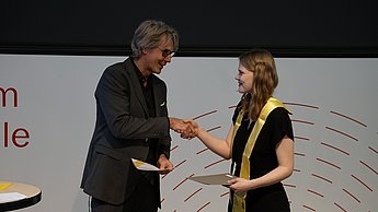 Auch die Jahrgangsbeste im Studiengang BMKWE erhielt eine Auszeichnung.
