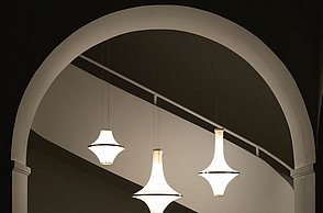 Foto von drei Lampen die von der Decke hängen