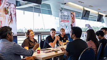Gesprächsrunde von Studierenden und Unternehmensvertretern