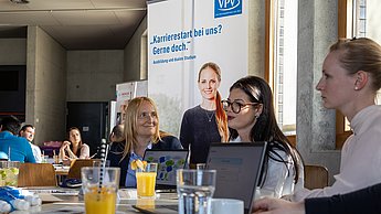 Firmenvertreter der VPV Versicherungen im Austausch mit Studierenden
